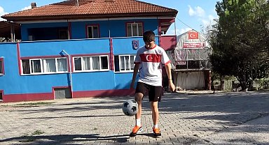 Fanatik baba, oğlu için kapalı halı saha yaptı