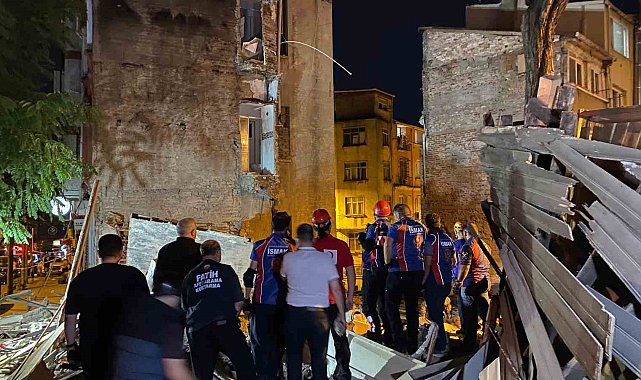 Fatih'te 3 katlı metruk bina çöktü: 1 yaralı