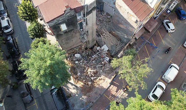 Fatih'te çöken metruk bina havadan görüntülendi