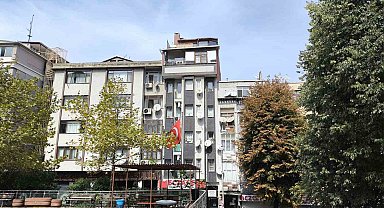 Fatih'te kaçak katın üzerine inşa edilen bir kaçak kat daha görenleri hayrete düşürdü