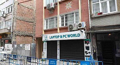 Fatih'te temel kazısı sırasında 4 katlı apartmanın duvarı yıkıldı, bitişiğindeki bina yan yattı