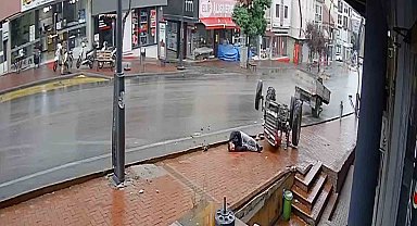 Feci traktör kazası kamerada: 1 ölü 1 yaralı