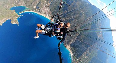 Fethiye Babadağ'da 80'lik çift paraşütle uçtu