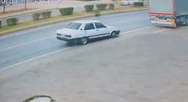 Fıat Tofaş marka otomobil park halindeki tıra ok gibi saplandı: 1 ölü