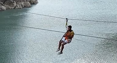 Fırat Nehri'nin muhteşem manzarası eşliğinde zipline yaparak klarnet çaldı