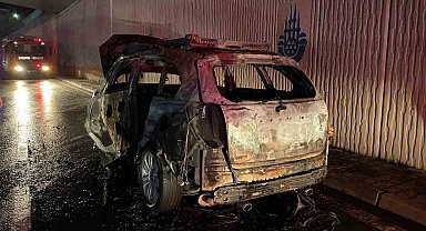 Florya E-5'te yanan araç hurdaya döndü