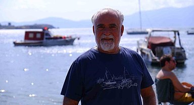 Foça'da ilginç olay: Denizde yüzen kişinin göbeğine martı kondu