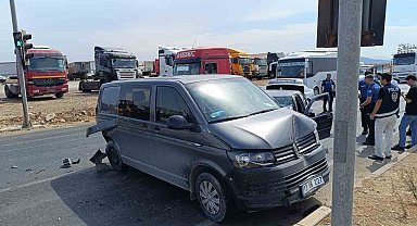 Gaziantep'te 3 aracın karıştığı zincirleme trafik kazası: 2 yaralı