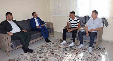 Gediz'de Kaymakam Alkan yaralı askeri evinde ziyaret etti