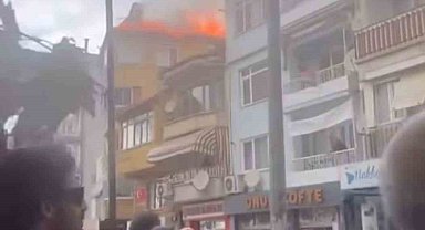 Gemlik'te 4 katlı binanın çatı katında yangın çıktı