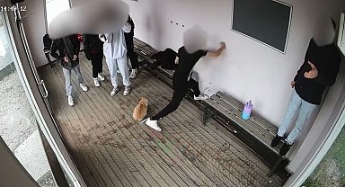 Gençler durağa tekme ve yumruk atarak zarar verdi