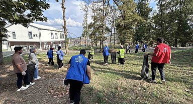 Gençler temiz dünya, sağlıklı gelecek için çöp topladı