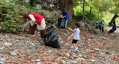 Gençlik merkezi gönüllülerinden çevre temizliği