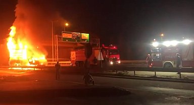 Geri dönüşüm yüklü kamyon alev alev yandı