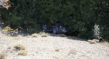 Geri manevra yaparken 40 metrelik uçuruma yuvarlandı: 1 yaralı