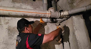 Gider borusuna sıkışan yavru kediyi itfaiye kurtardı