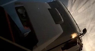 Habur'da kuyrukta beklemek istemeyen tır sürücüsü trafik polisine takıldı