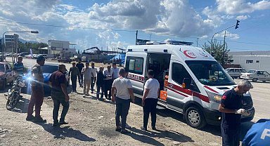 Hafif ticari araç ile otomobil çarpıştı: 2 yaralı
