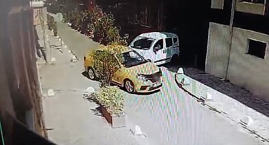 Hafif ticari aracın yandan çarptığı taksi savrularak binanın duvarına çarptı