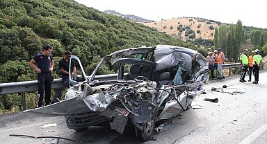Hafif ticari otomobil tıra arkadan çarptı: 1 ölü, 1 ağır yaralı