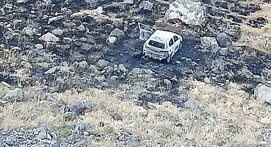 Hakkari'de alev alan otomobil kullanılamaz hale geldi