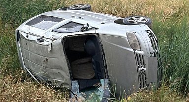Hakkari'de hafif ticari araç takla attı: 2'si çocuk 4 yaralı