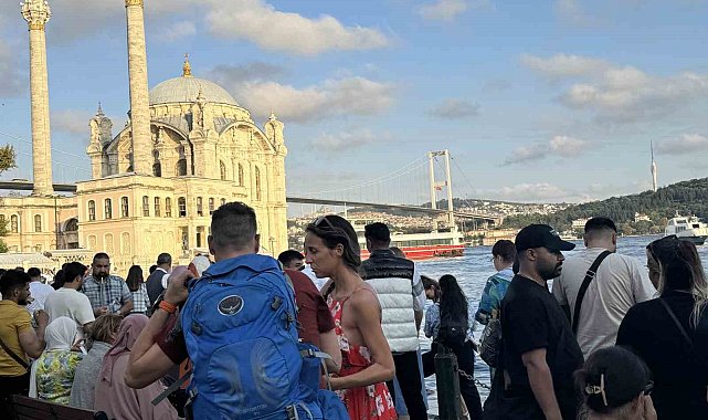Halat üzerinde 15 Temmuz Köprüsü'nü geçen atleti vatandaşlar ilgiyle izledi