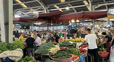 Halk pazarında fiyatlar yükseldi