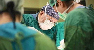 Hamile kadının karnından 2,2 kiloluk kitle çıkarıldı, cenin ve anne kurtuldu