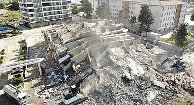 Hatay'da 16 katlı bina iş makinesinin darbesiyle yerle bir oldu