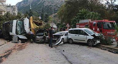 Hatay'da hafriyat kamyonu 7 aracı biçti: Yaralılar var