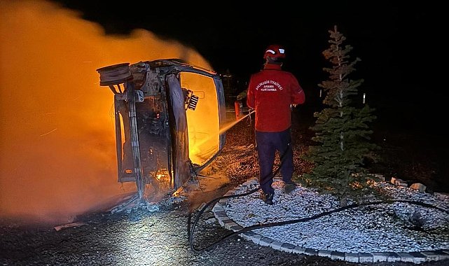 Havran'da sürücü yanan araçtan canını zor kurtardı