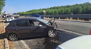 Hurdaya dönen araçtan sağ kurtuldular