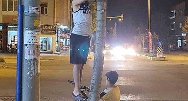 İki çocuk yavru kediyi kurtarmak için seferber oldu