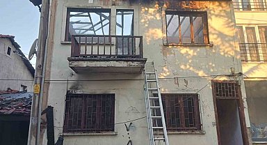 İki katlı ahşap ev alev alev yandı