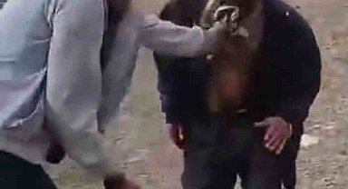 İki kızdan engelli çobana sopalı işkence: Biri dövdü, diğeri kayda aldı