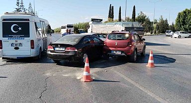 İki otomobil çarpıştı, şans eseri kimsenin burnu bile kanamadı