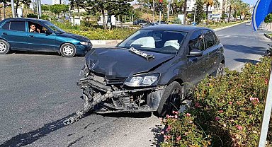İki otomobil kavşakta çarpıştı: 1 yaralı