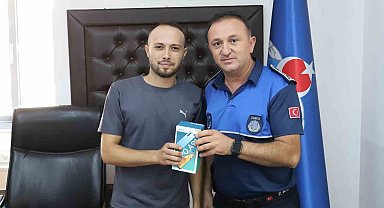 İki yıl önce kaybettiği telefonunu zabıta teslim etti
