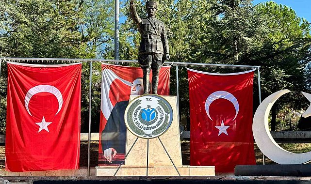 İl Milli Eğitim Müdürlüğüne ait çelenk Atatürk Anıtı'nda unutuldu