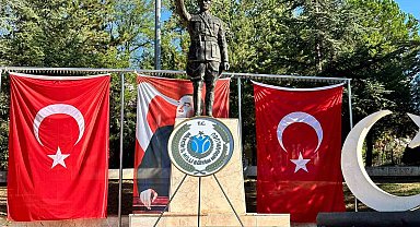 İl Milli Eğitim Müdürlüğüne ait çelenk Atatürk Anıtı'nda unutuldu