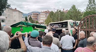 İlahiyatçı Mustafa Karataş'ın annesi son yolculuğuna uğurlandı