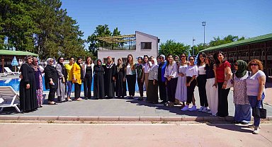 İlk defa havuza gidip yüzmeyi öğrendiler