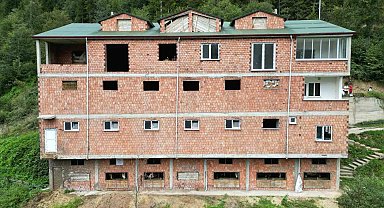 İneklerini 4 katlı apartmanda bakıyor