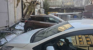İnşaattan düşen malzemeler araçlara zarar verdi