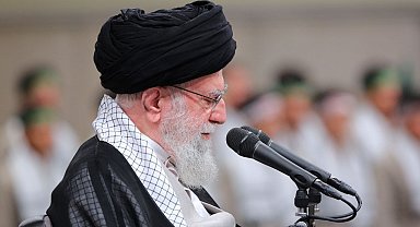 İran Dini Lideri Ayetullah Hamaney: "Hizbullah, İsrail saldırılarında önemli komutanlarını kaybetse bile diz çökmeyecek"