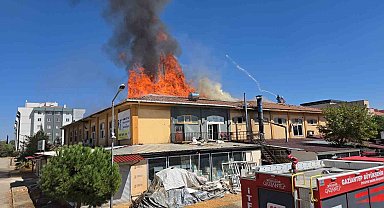 İş merkezinin çatısı alev alev yandı