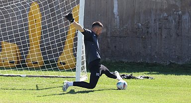 İsmet Yumakoğulları, kalesinde devleşiyor