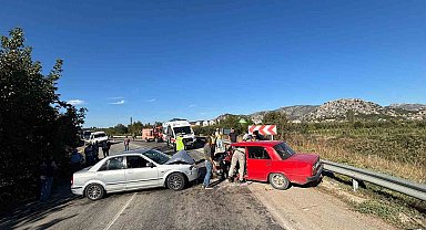 Isparta'da otomobiller kafa kafaya çarpıştı: 2 yaralı