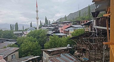 İspir'de sağanak yağış etkili oluyor